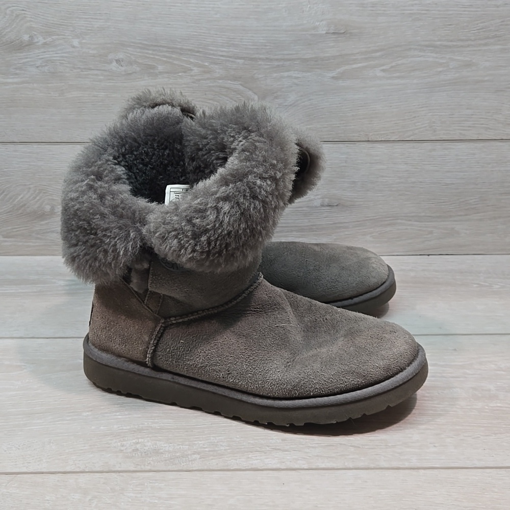 Ugg Australia Women 5803 Ankle Botton Leather Sheepskin Boots shoes sz 7